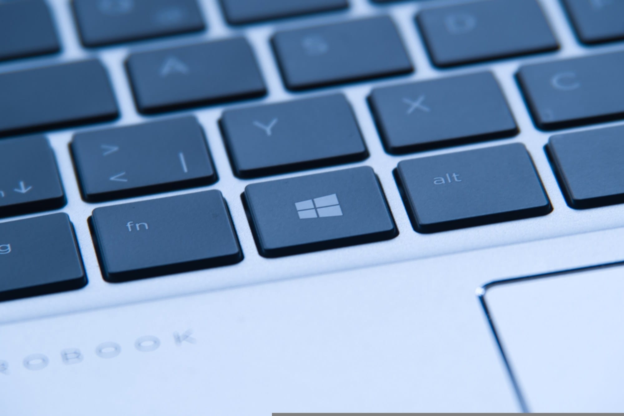 Windowsノートパソコンのキーボード — Windows強制シャットダウン