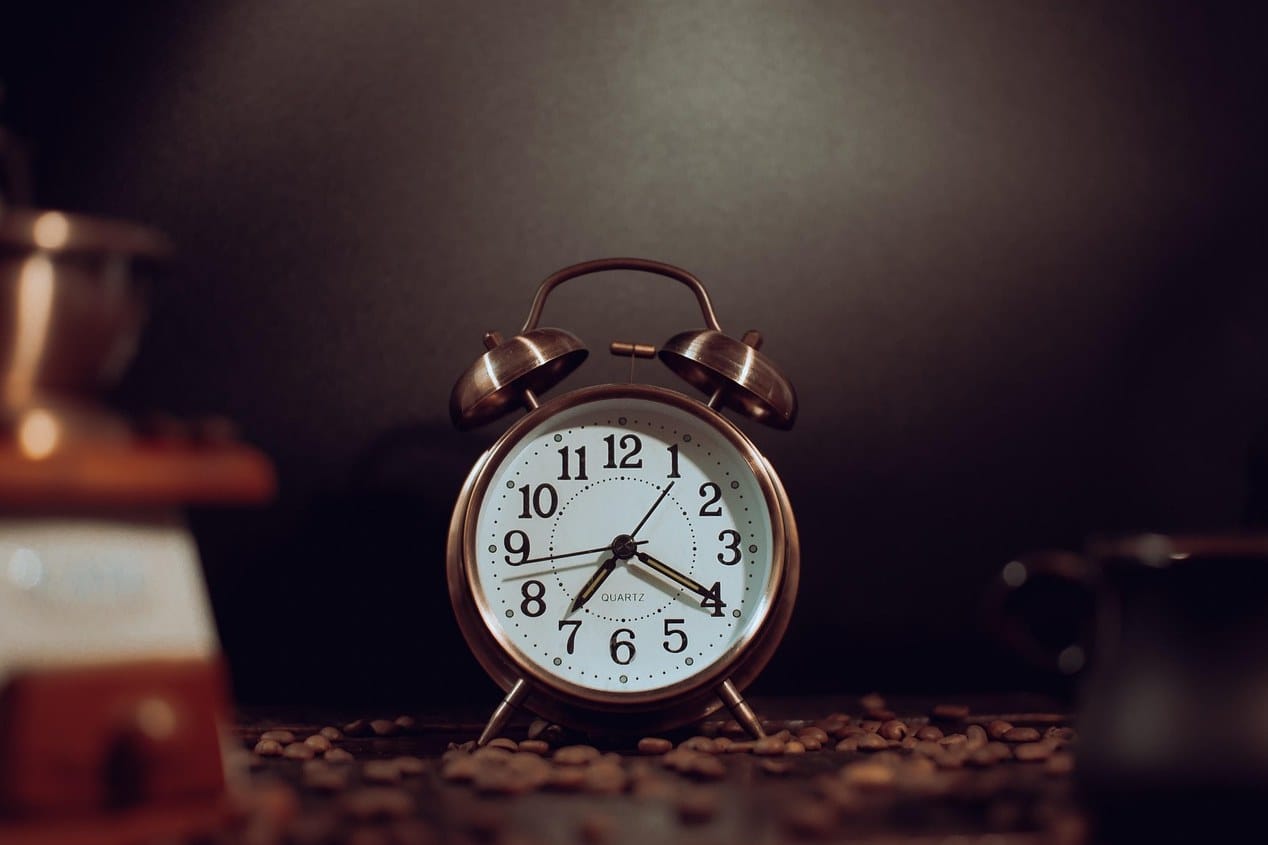 目覚まし時計とコーヒー