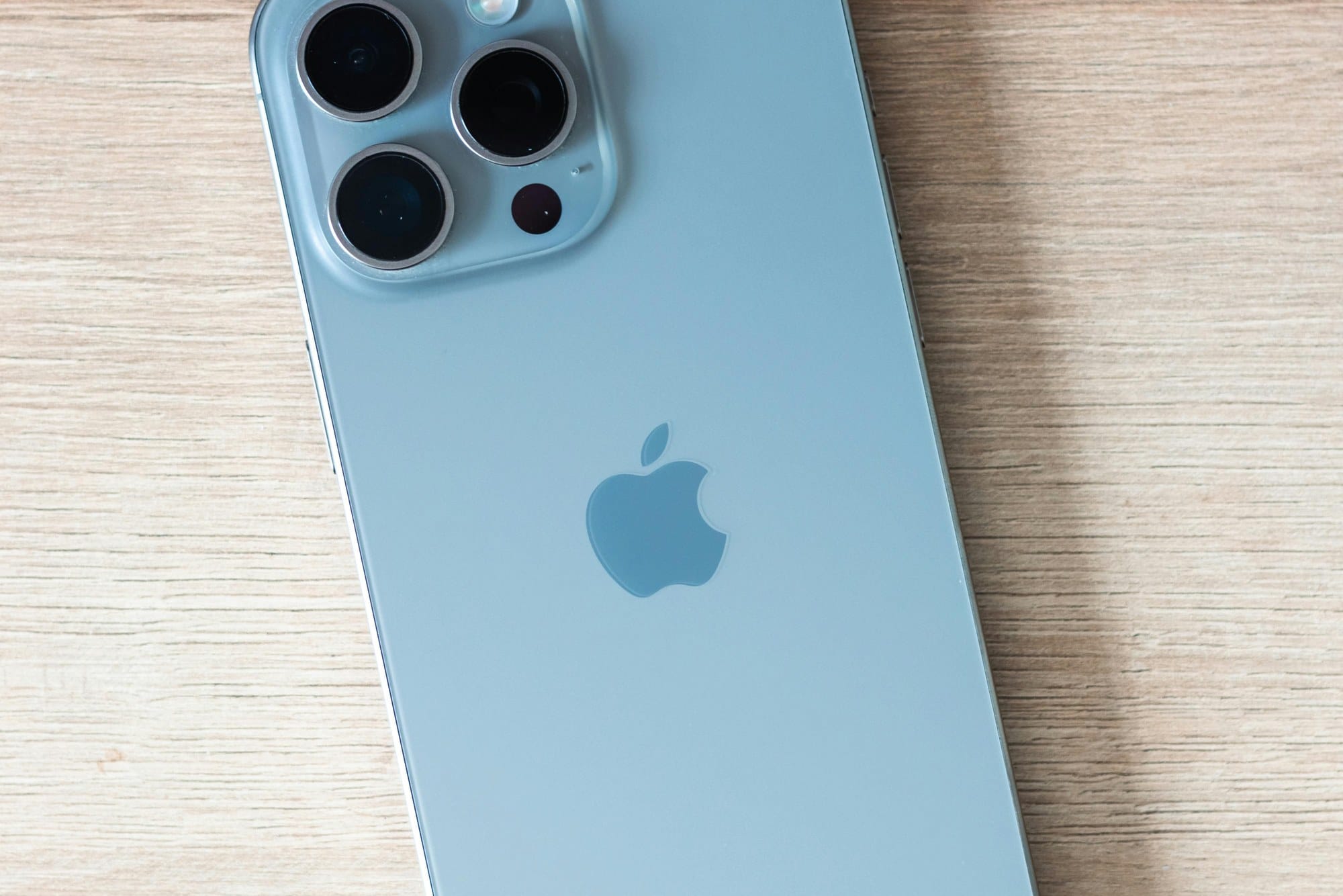 木製のテーブル上のスマートフォン