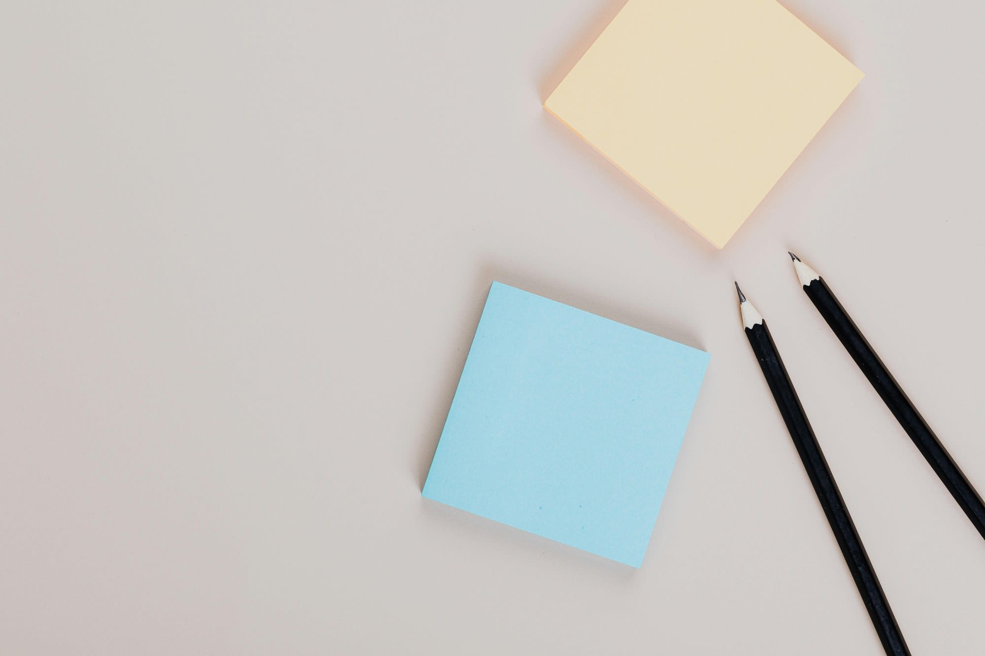 カラフルな付箋とペン