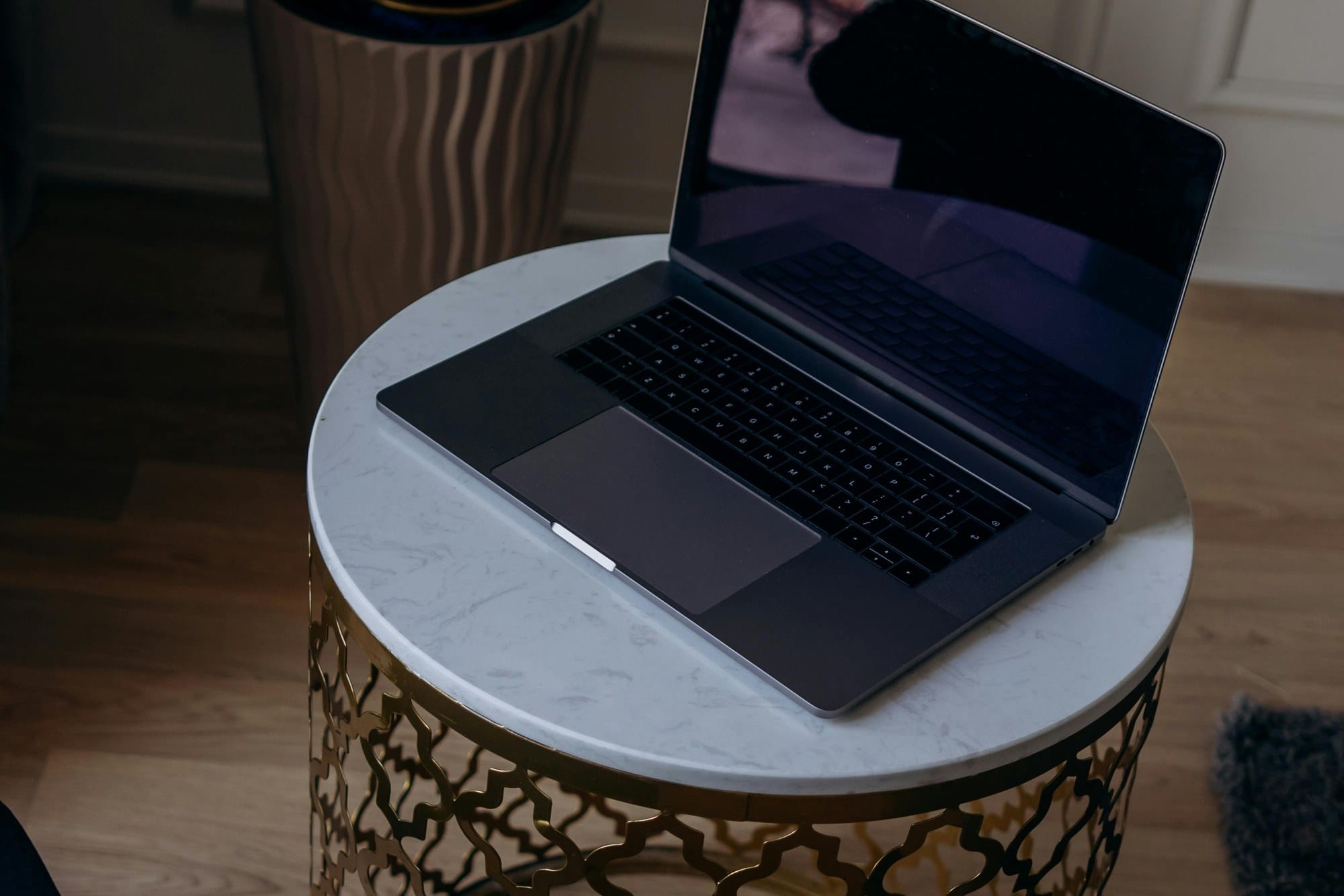 暗い部屋のテーブルに置かれた閉じたMacBook