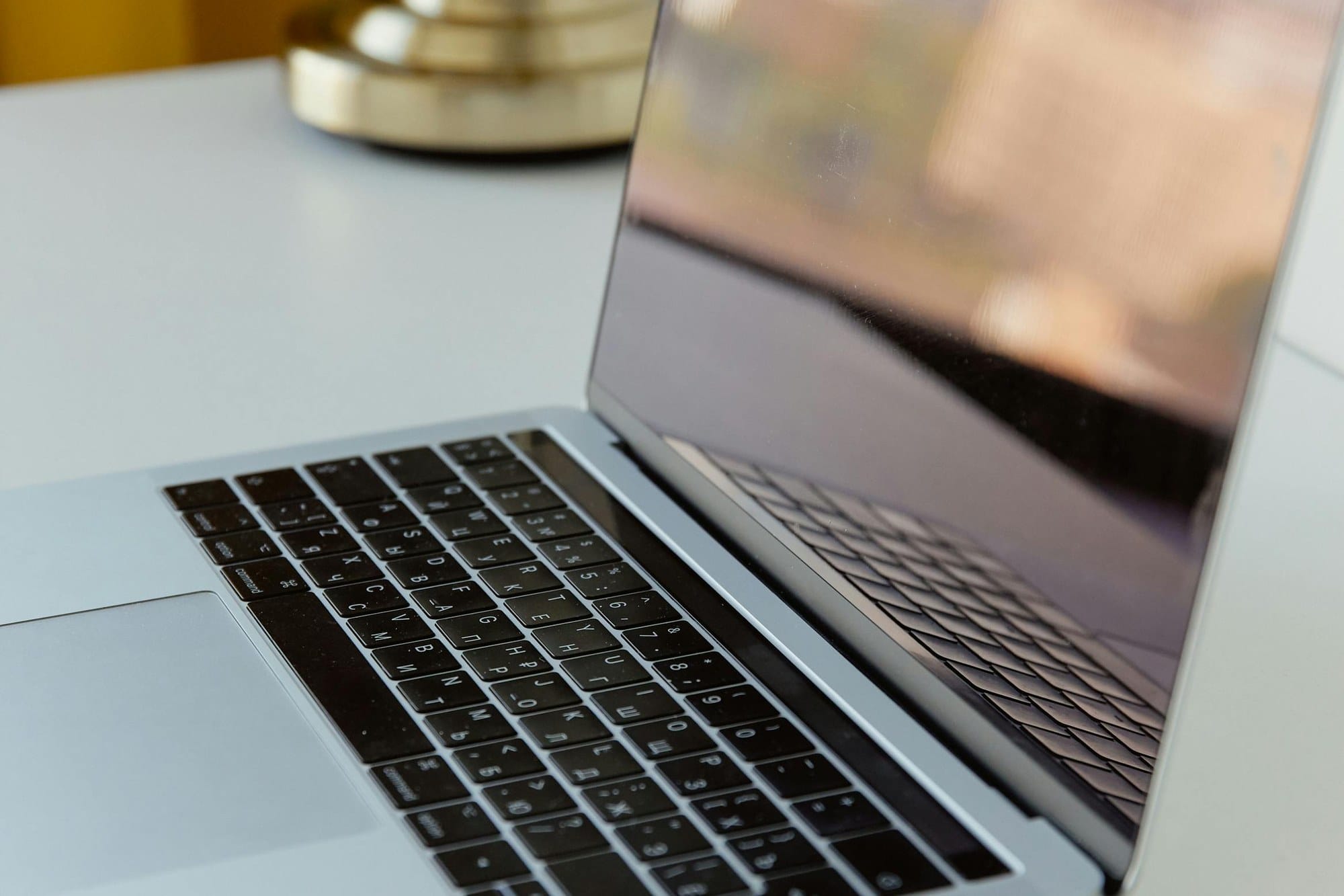 起動しないMacBookとデスクの作業環境