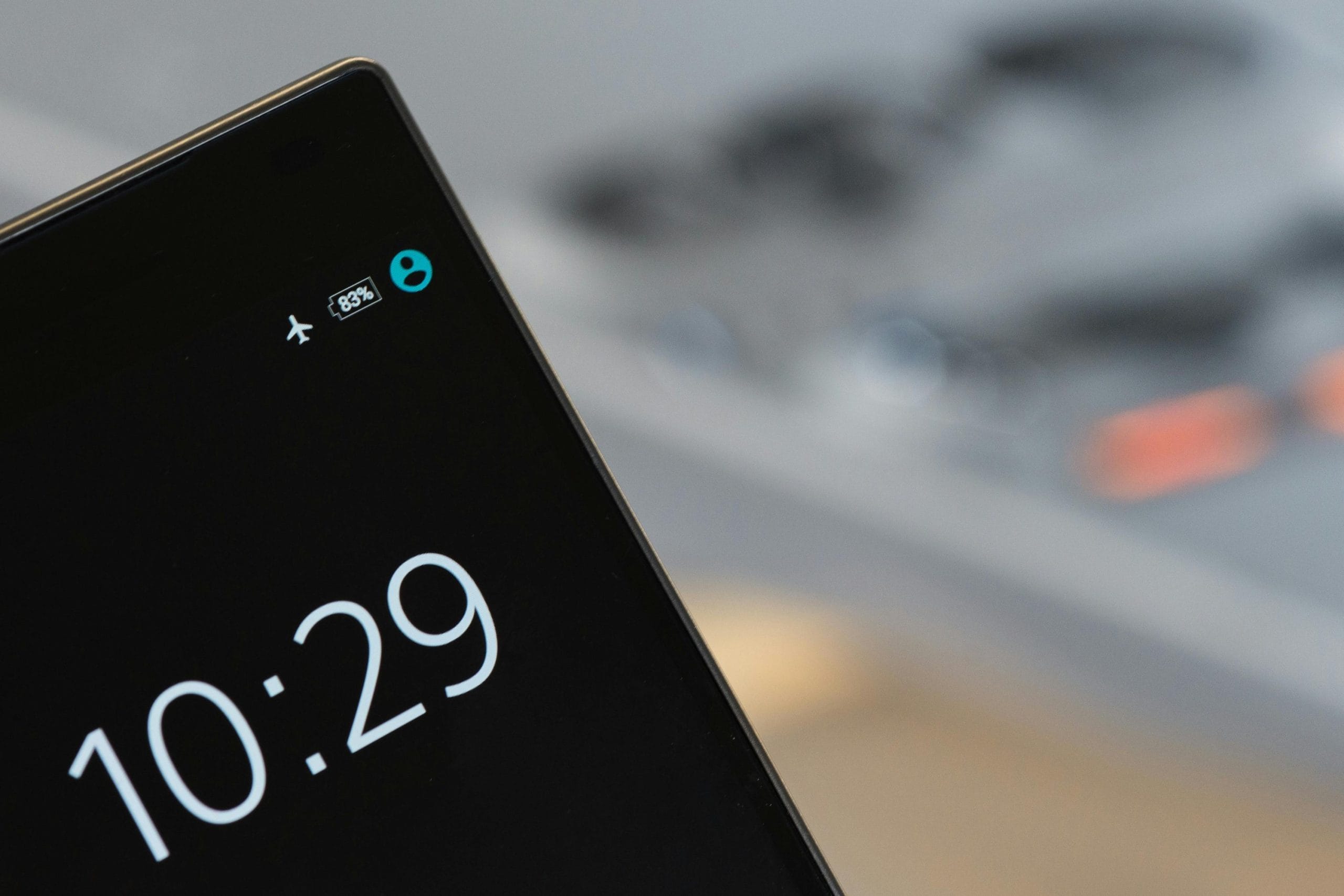 機内モードを表示したスマートフォン