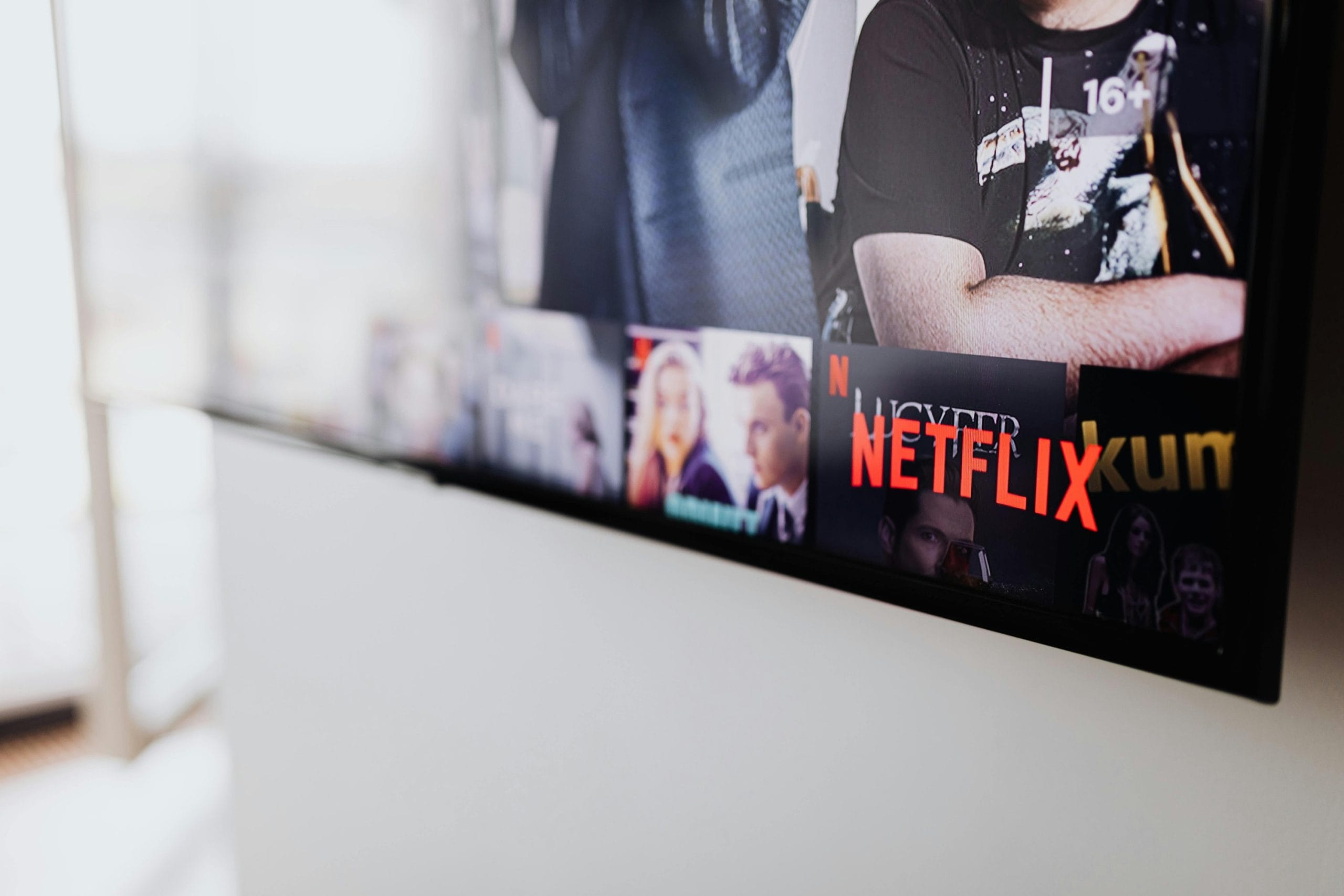 iPhoneリモコンアプリでテレビを操作するイメージ