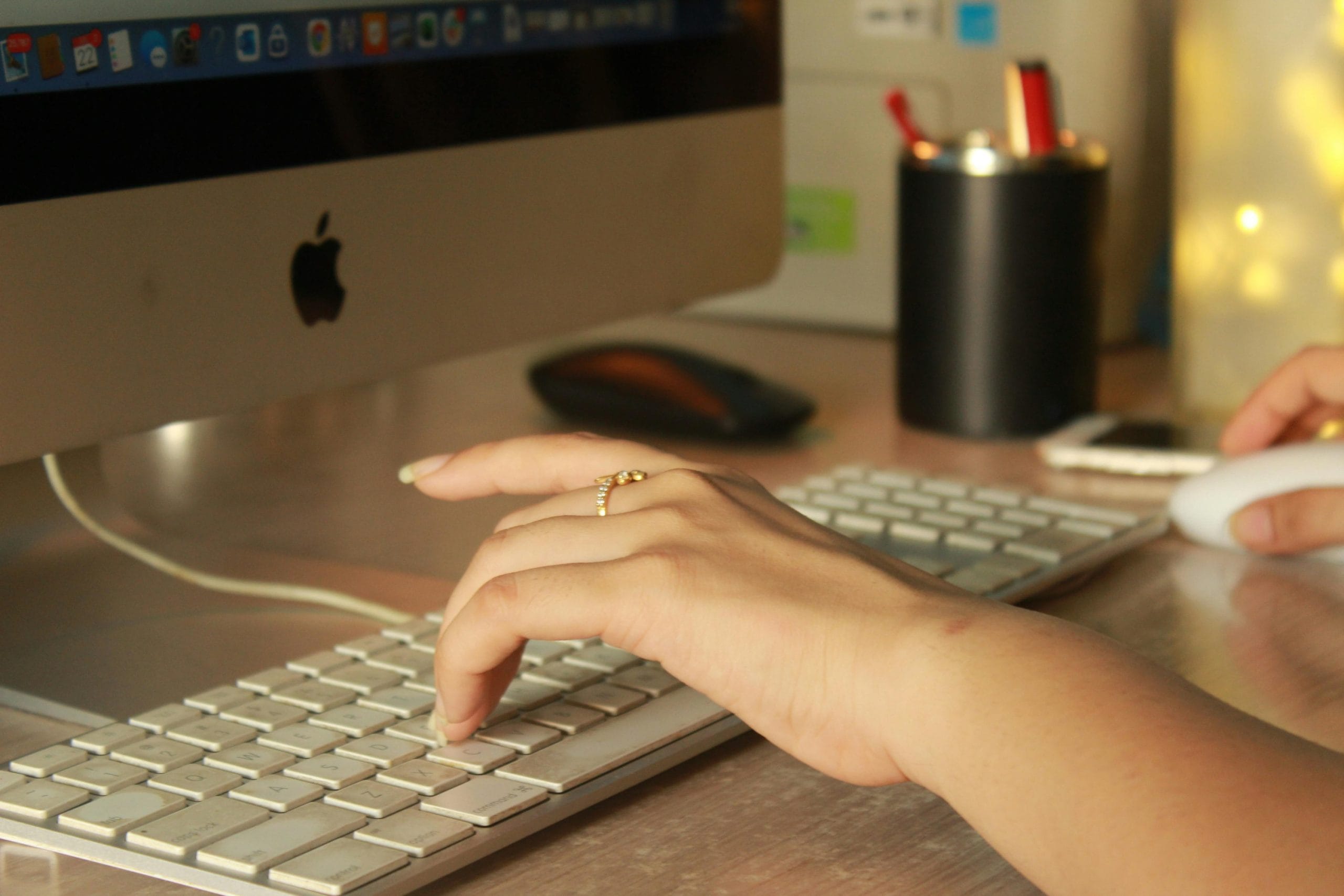 Macのキーボードで作業する手元
