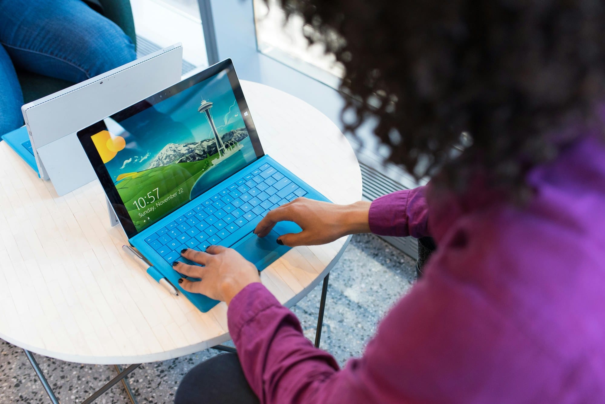 ノートPCでWindowsアップデート画面を確認する人物