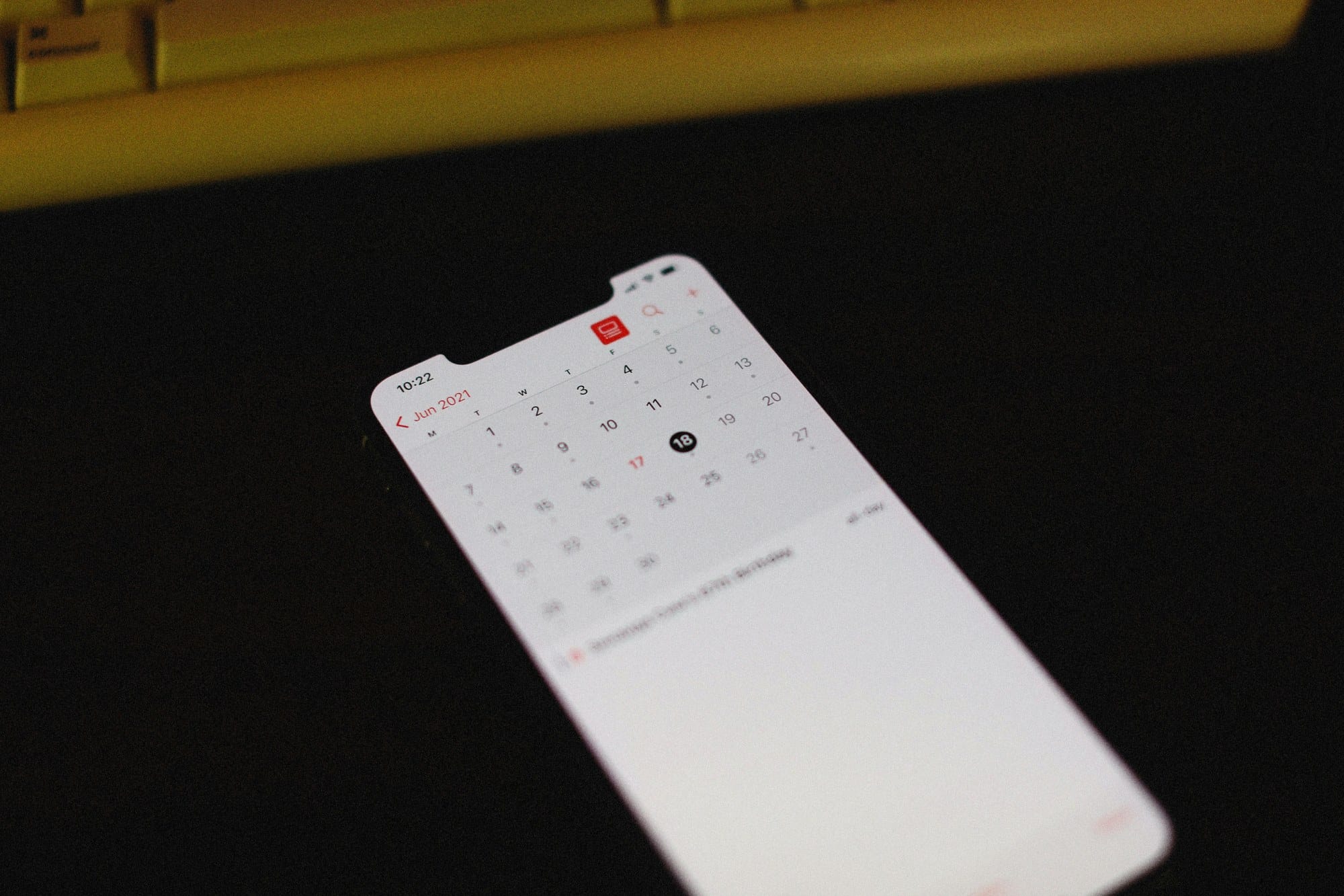 iPhoneのカレンダーアプリで予定を共有するイメージ