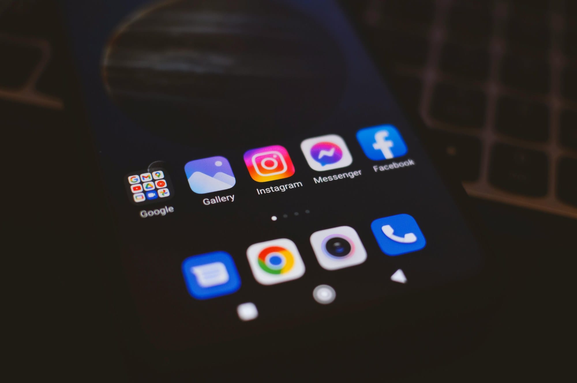 Androidスマホのアプリアイコンが並んだホーム画面