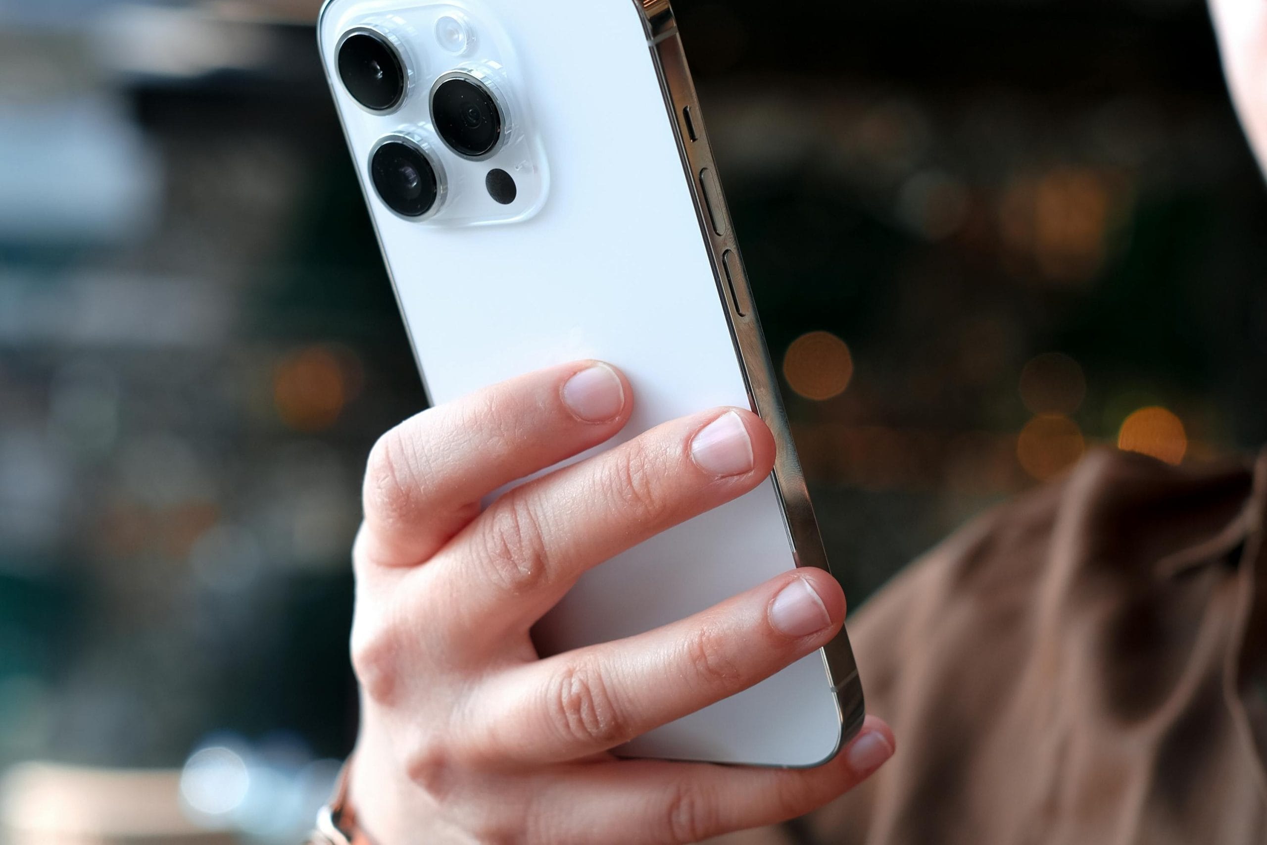 iPhoneでニュースアプリを確認するイメージ