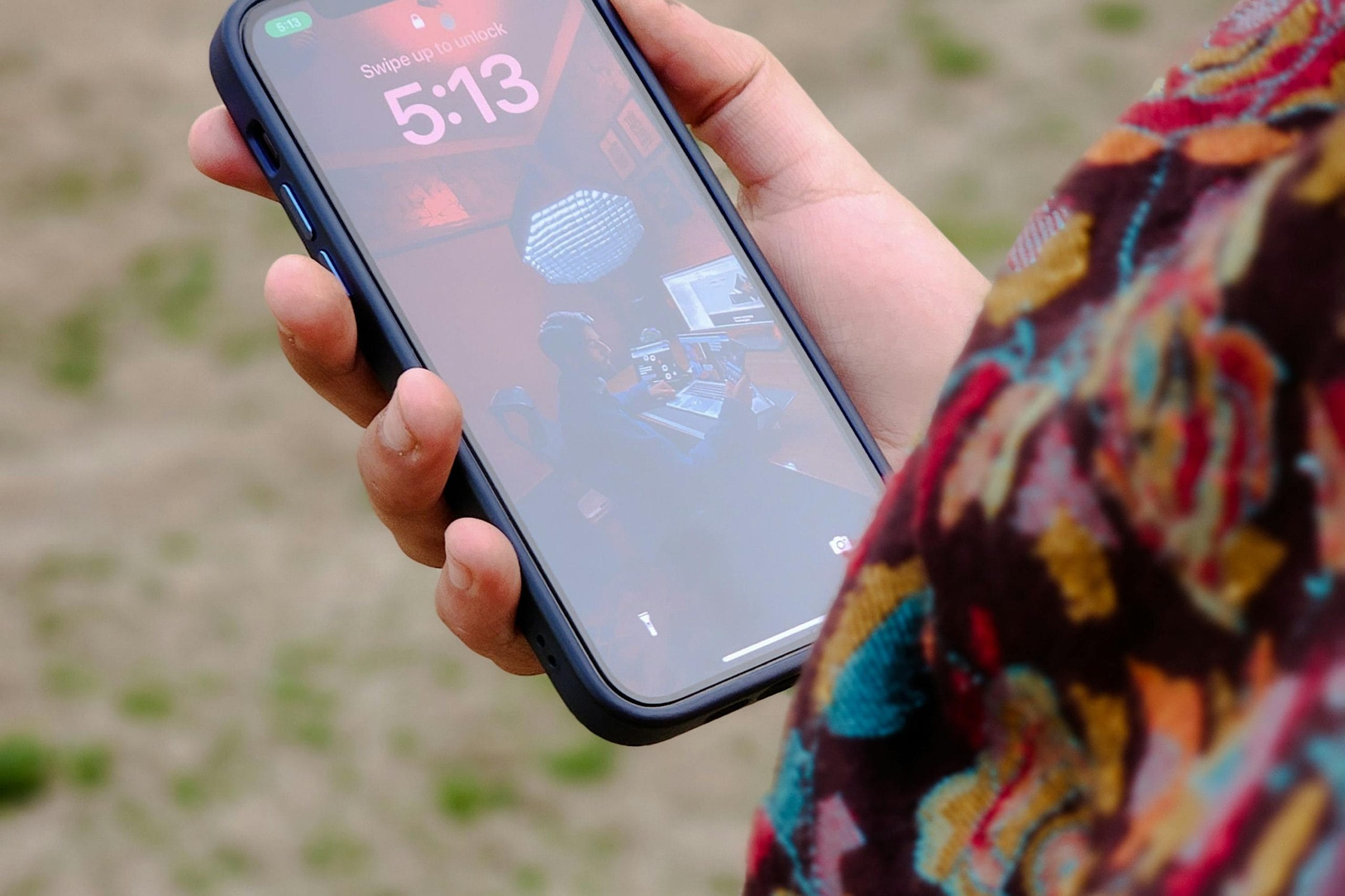 iPhoneで時報アプリを使うイメージ