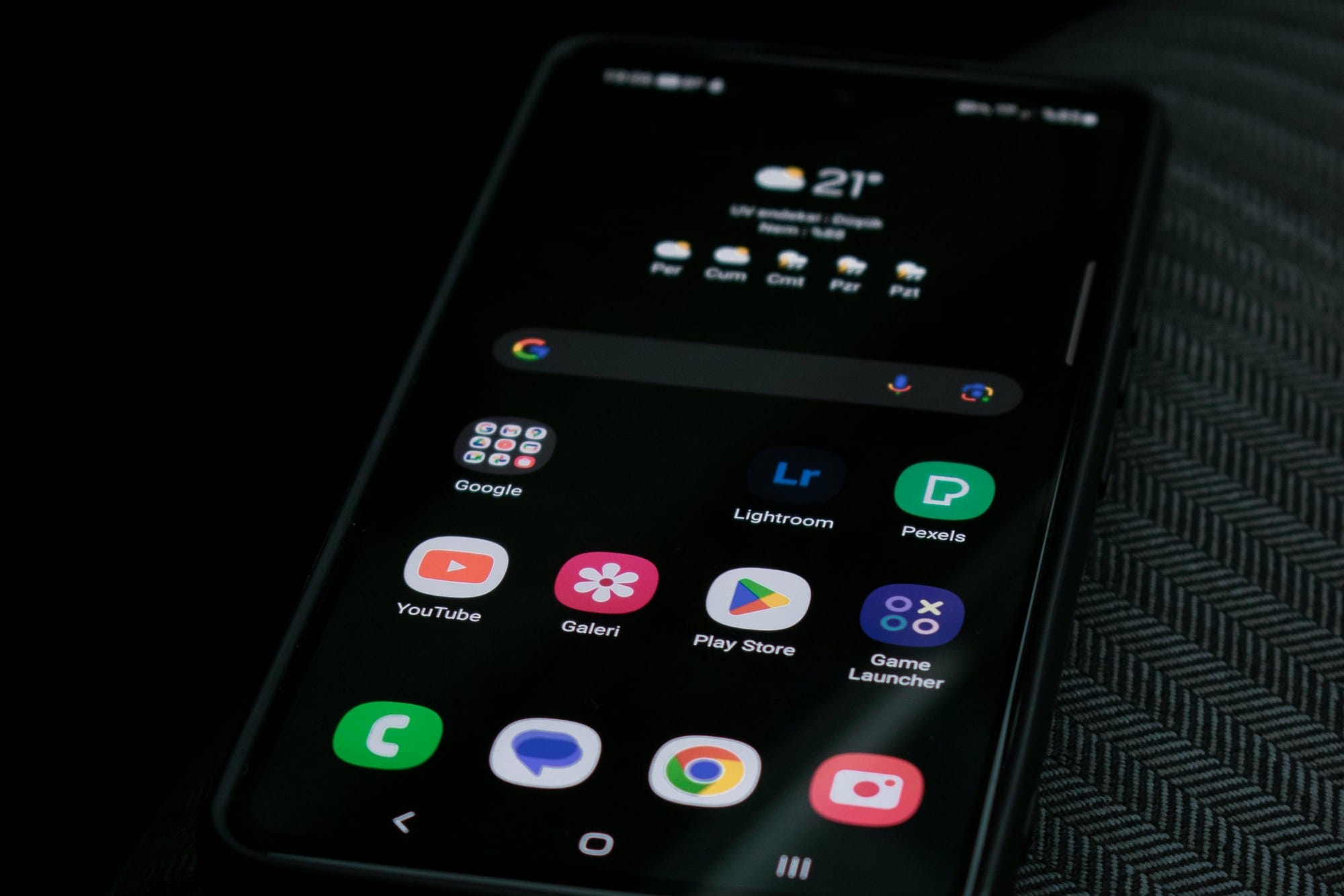 Androidスマホの画面ロックを指で操作する様子