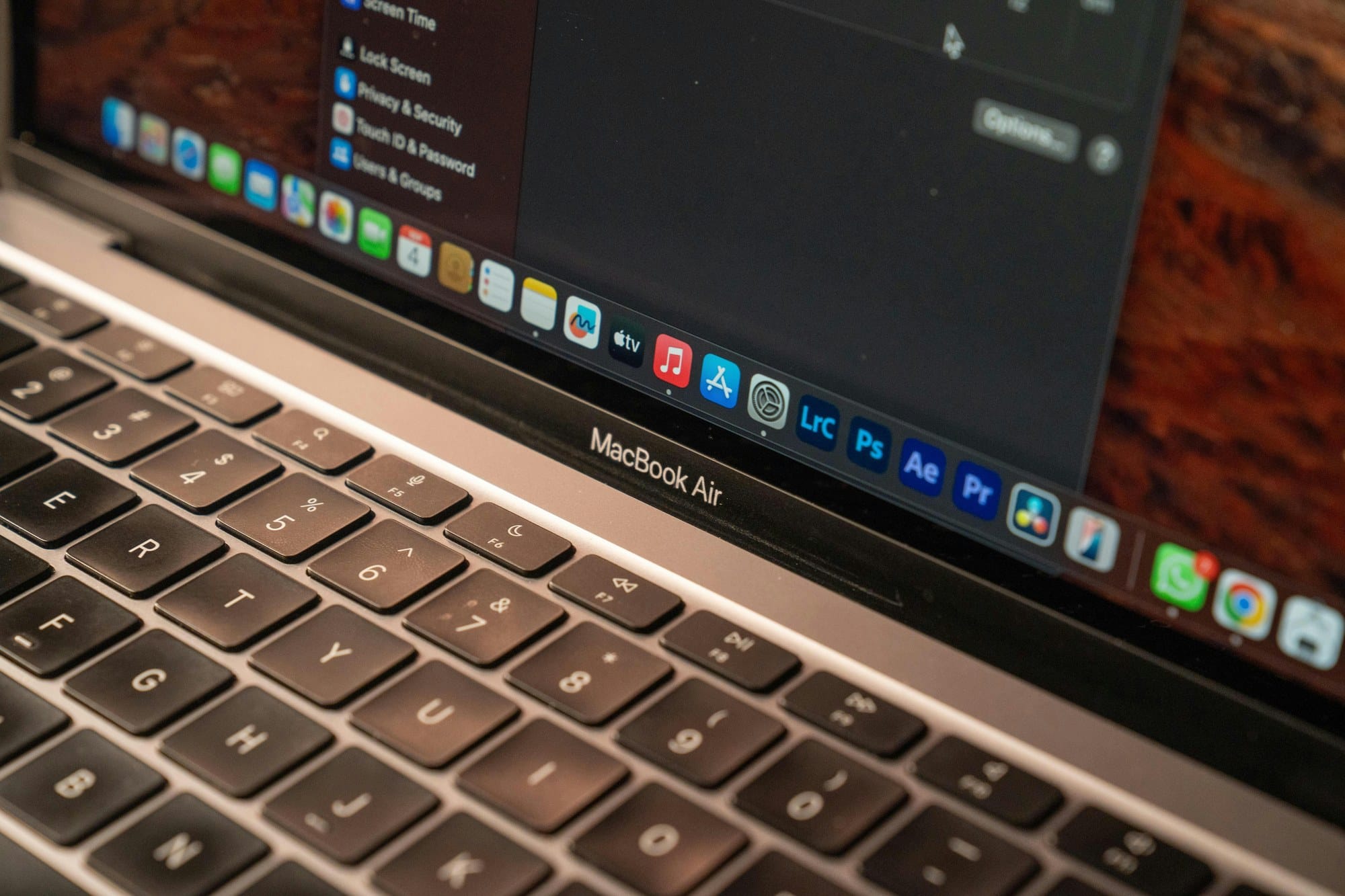 MacBook Airのキーボードと画面