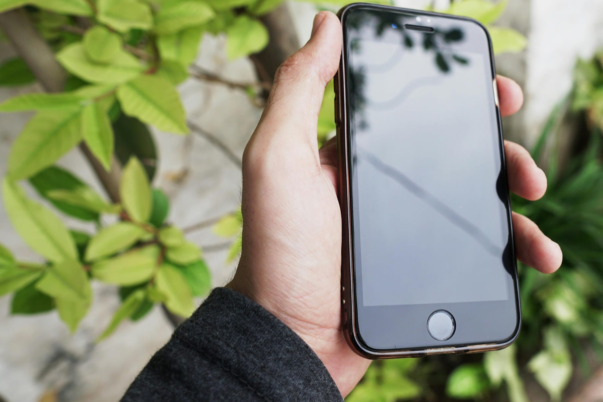 iPhoneを手に持って操作する様子
