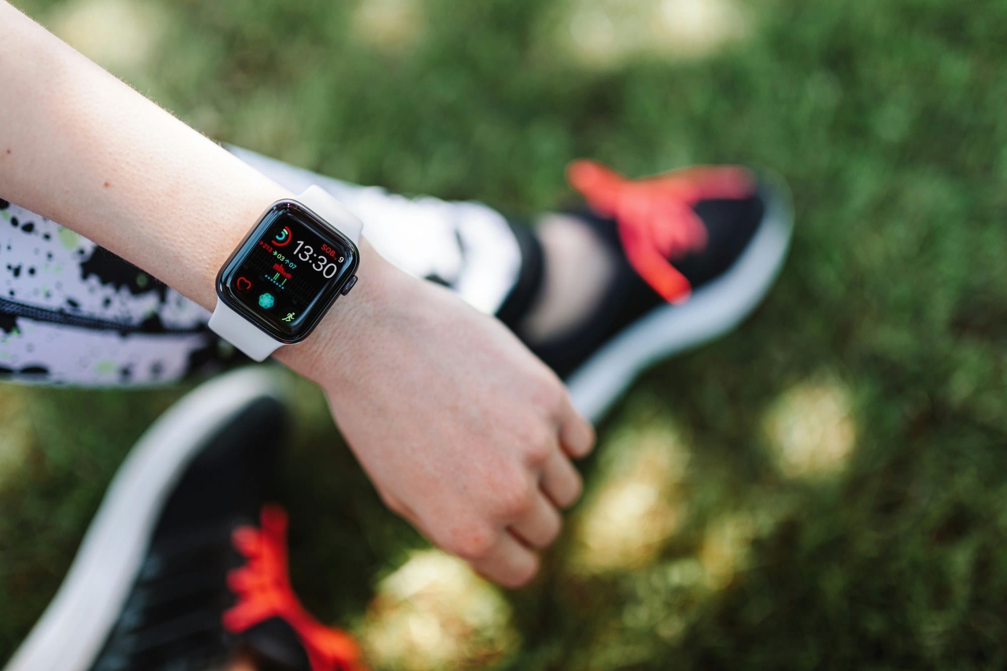 屋外で運動中の女性の手首に着けたApple Watch