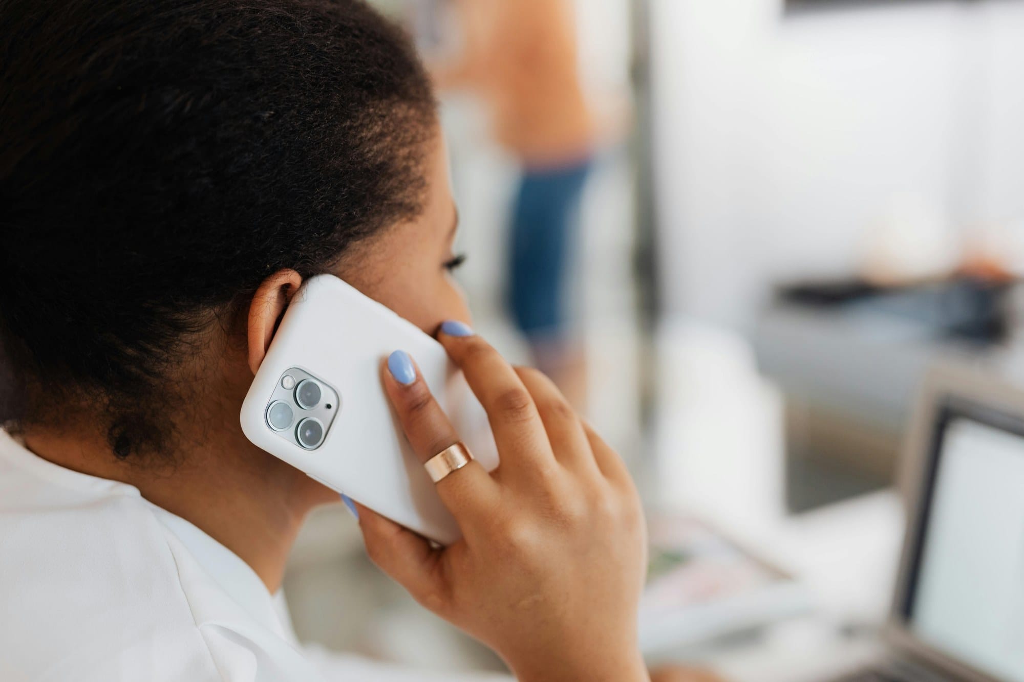 スマートフォンで電話している女性のクローズアップ