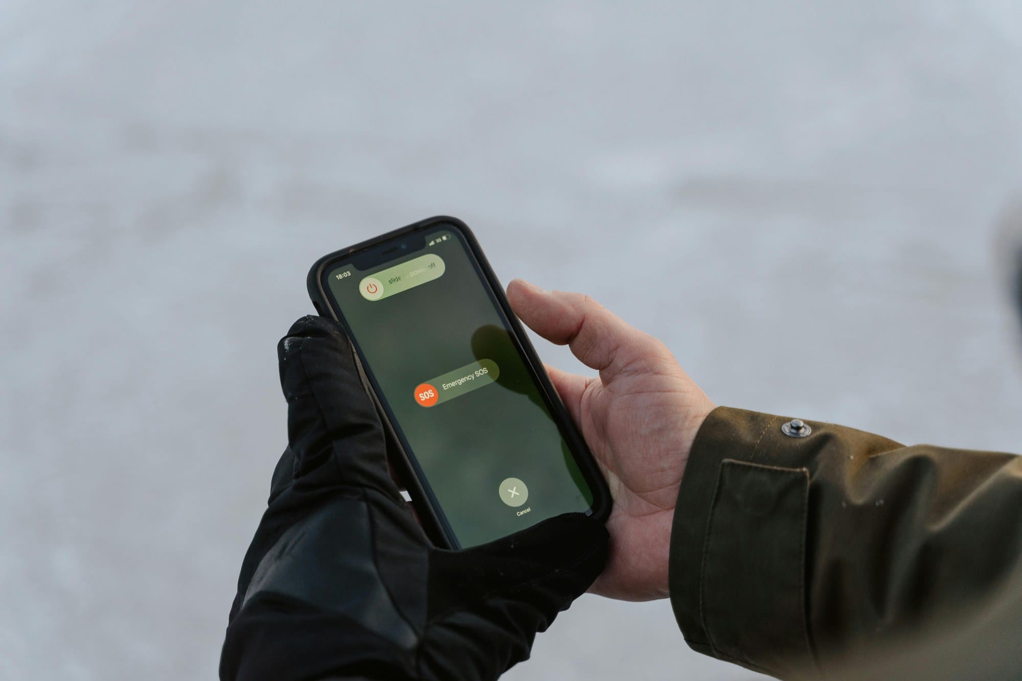 iPhoneで緊急SOS画面を表示している様子
