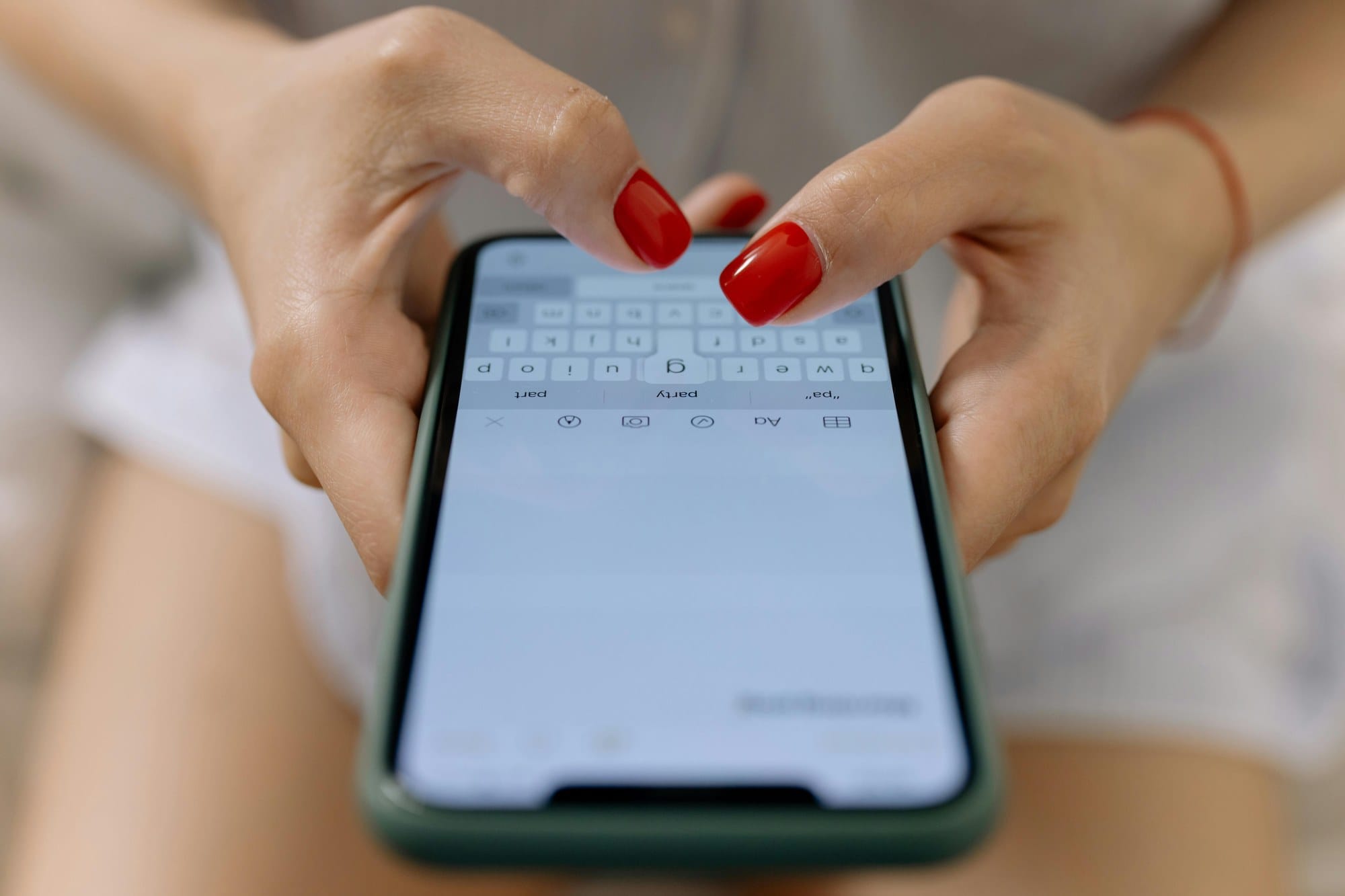 iPhoneのキーボードを操作する手元