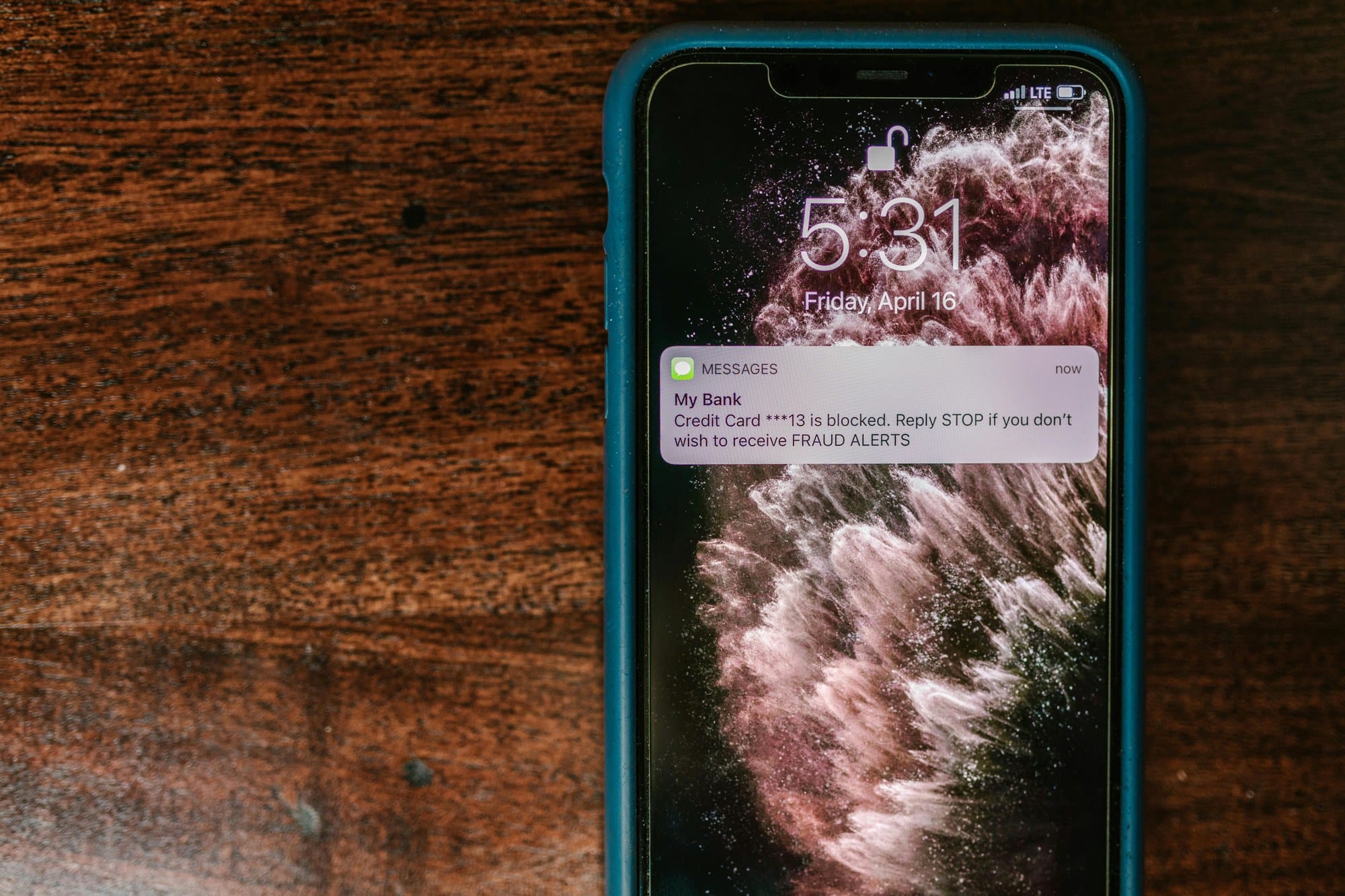 スマートフォンに表示された不正アラート — iPhoneセキュリティのイメージ