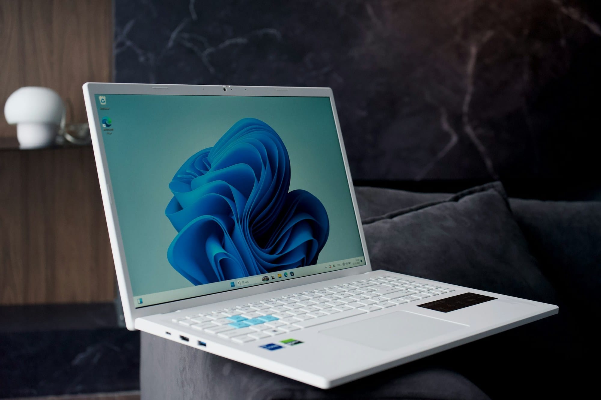 Windows laptop screen recording workspace